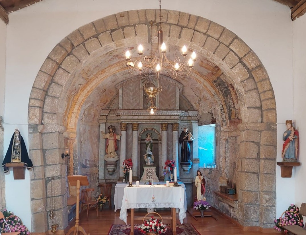 Igrexa Santalla do Alto (Vista Altar)